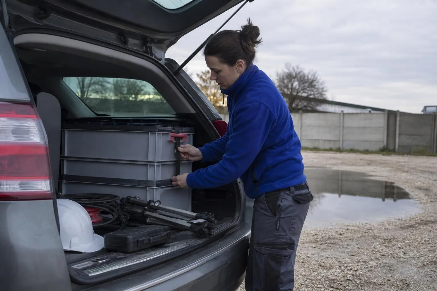 Coffre ouvert d un vehicule d intervention de diagnostic avec caisses de materiel de mesure
